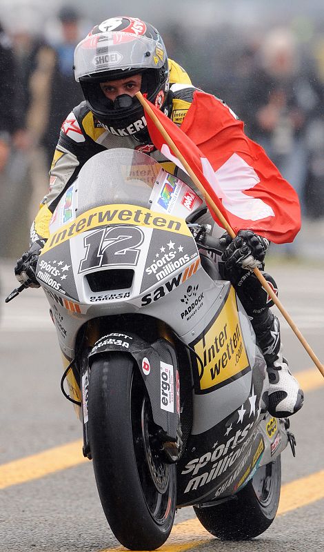 Thomas Luthi celebra con la bandera de su país la victoria en Moto2.