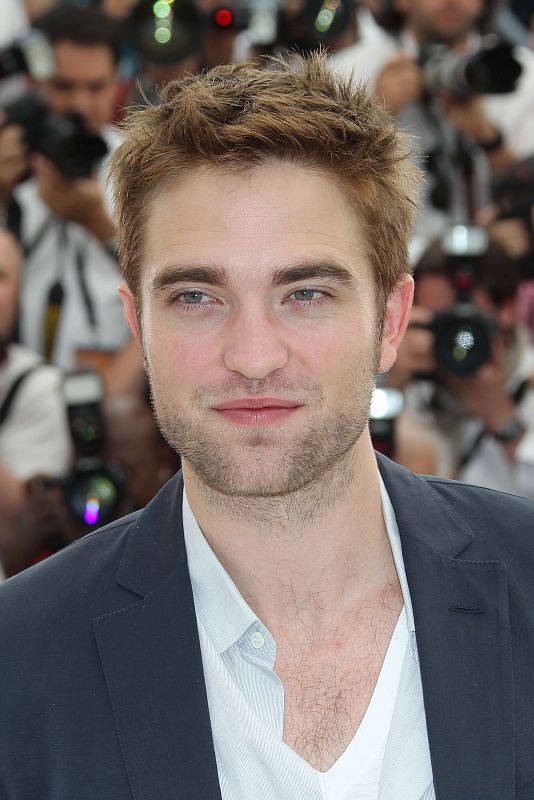 El actor británico Robert Pattinson poses durante el photocall de "Cosmopolis", en Cannes