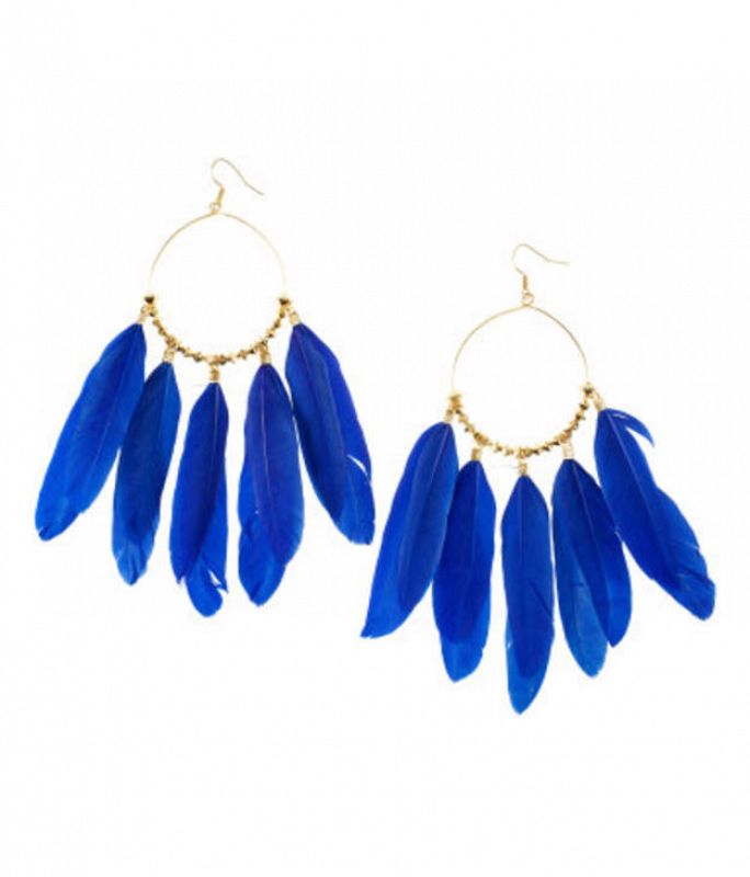 Pendientes de aro de metal con plumas. H&M (5,95 EUR)