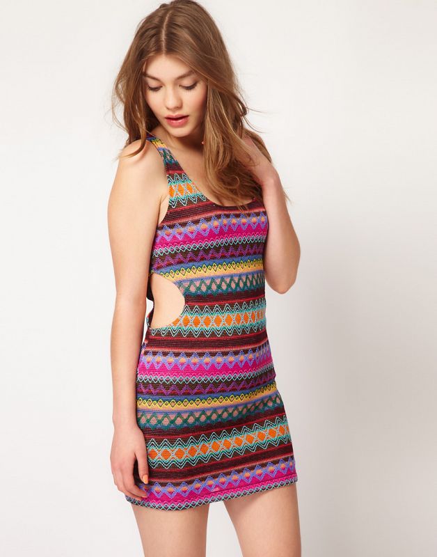 Vestido ajustado estilo azteca con aberturas laterales de Mags & Pye (Asos 47,51 EUR)