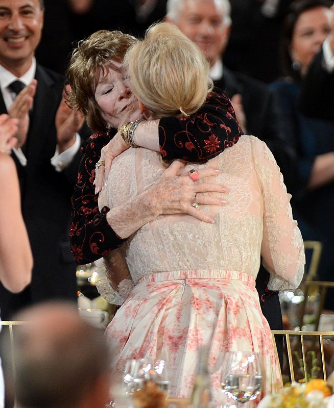 Shirley MacLaine abraza cariñosamente a Meryl Streep.