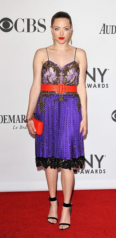 La actriz estadounidense Amanda Seyfried lució este original vestido de Givenchy, que combinó con sandalias y joyas de Fred Leighton.
