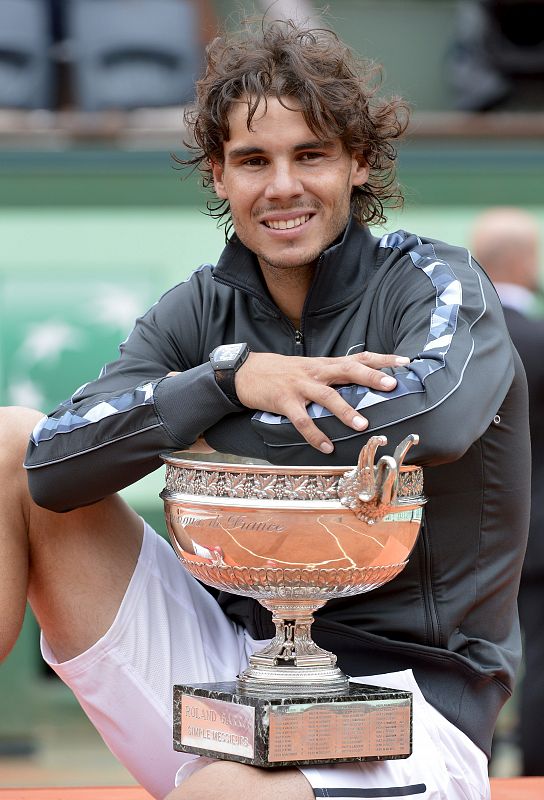 Rafa Nadal posa feliz con su séptima copa de Roland Garros