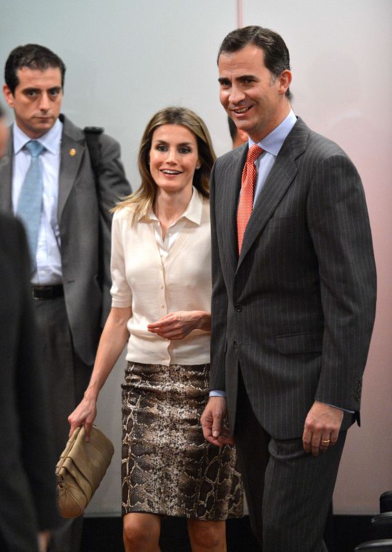 Para la visita al Instituto Cervantes de Nueva York, la princesa Letizia lució una rebeca en color crudo acompañada con una blusa blanca y una original falda con estampado animal.