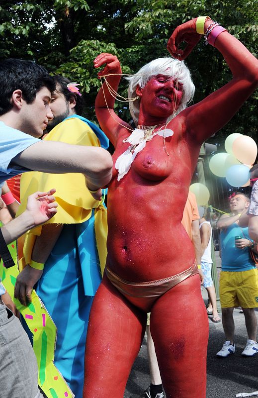 Una mujer con el cuerpo pintado durante la marcha del Orgullo Gay