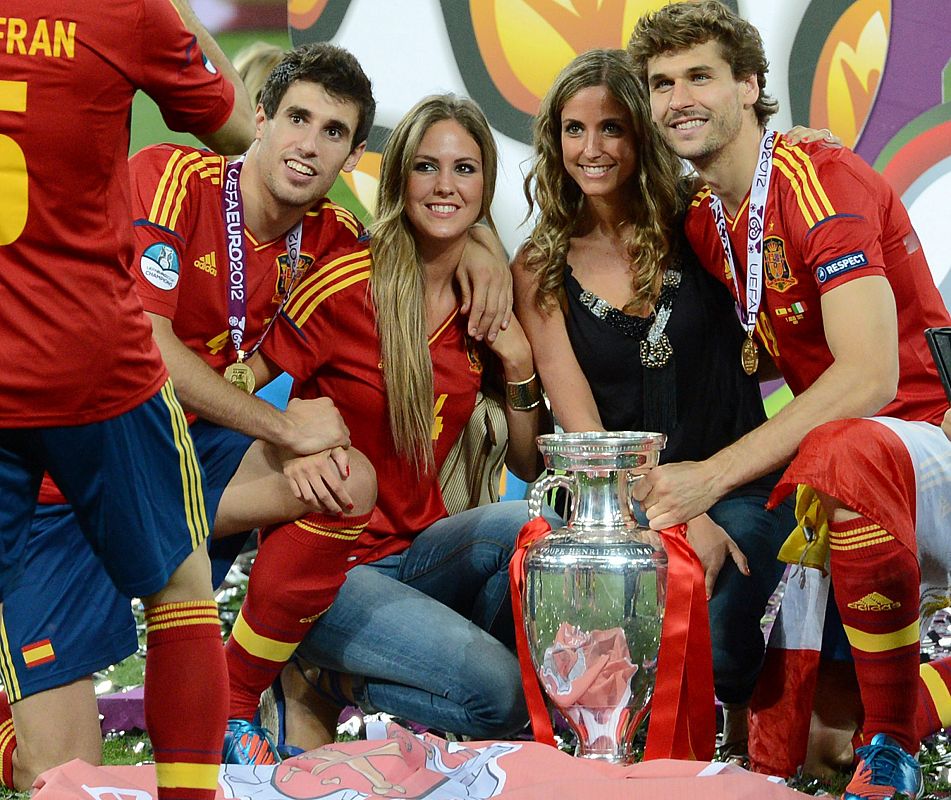 Javi Martínez y Fernando Llorente junto a sus parejas