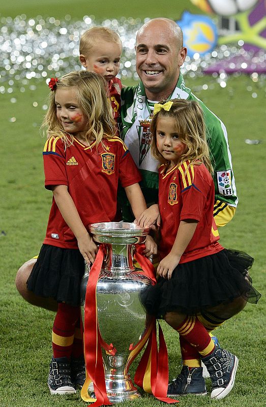 Pepe Reina celebra el trofeo con sus hijos