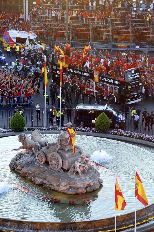 Foto facilitada por el Ayuntamiento de Madrid del autobús con los jugadores de la selección española de fútbol a su llegada a la plaza de Cibeles