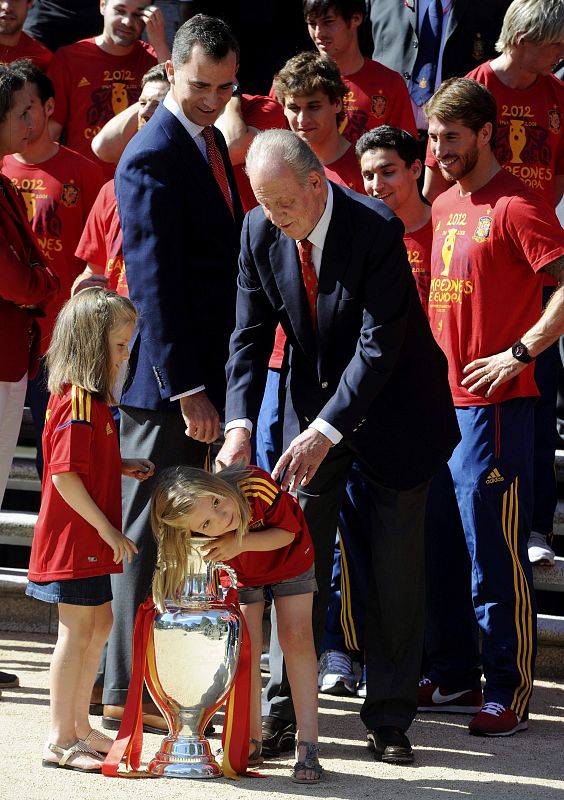 A las infantas les ha llamado mucho la atención el trofeo. No han parado de tocarlo y curiosearlo bajo la atenta mirada de su abuelo, el rey Don Juan Carlos