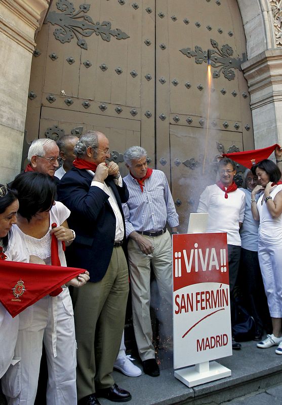 El cocinero navarro Pedro Larumbe lanza el chupinazo del inicio de San Fermín en Madrid al mismo tiempo que en Pamplona