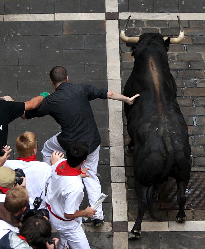 Los corredores junto al toro en el encierro mas largo que ha durado mas de tres minutos