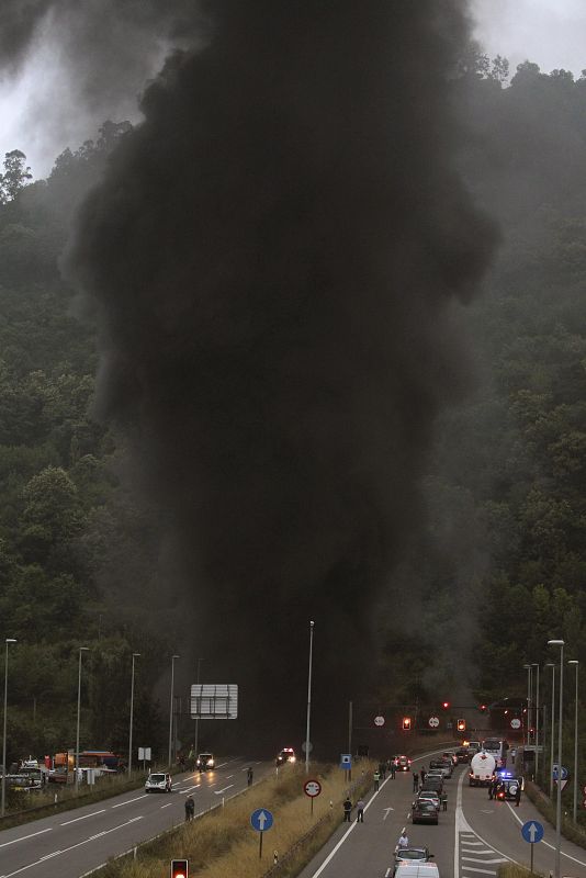 Las protestas mienras llenan de humo un tunel en Oviedo debido a la quema de neumáticos y barricadas