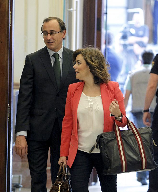 La vicepresidenta del gobierno Soraya Saenz de Santamaria junto al portavoz Alfonso Alonso llegando al congreso de los diputados