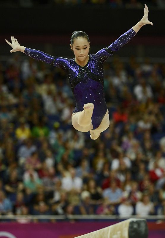 Heo Seonmi de Corea del Sur durante la clasificación de gimnasia artística en el Greenwich Arena.