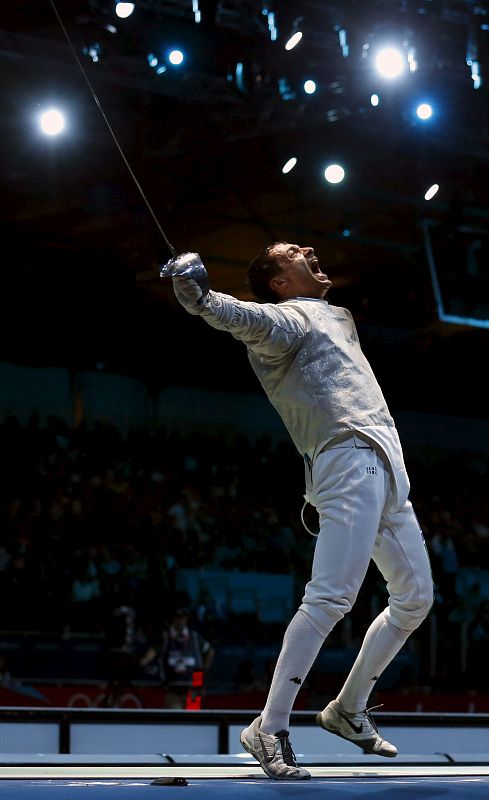 El tirador de esgrima, Diego Occhiuzzi, celebra su victoria frente a su compatriota Aldo Montano en una de las series de la competición masculina individual de sable los Juegos Olímpicos de Londres 2012, en el Greenwich Park de la capital del Reino U