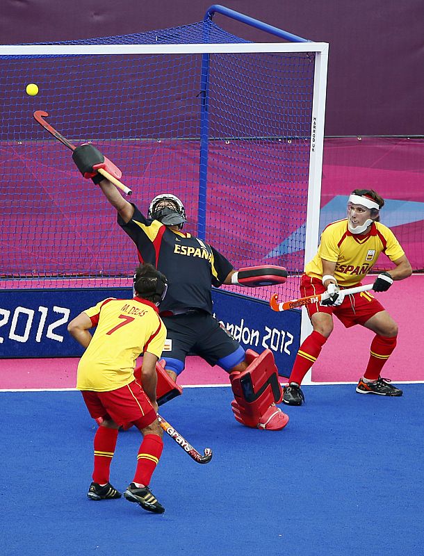 El portero de la selección española de hockey, Francisco Cortés, parando un penalti córner ante Pakistán.