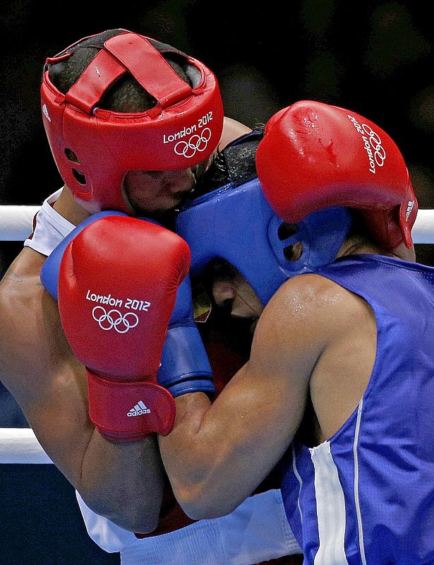 El español Jonathan Alonso (rojo) en su pelea contra el iraní Mehdi Toloutibandpi (azul) en la categoría de peso wélter ligero (64kg) ,del torneo olímpico de boxeo.