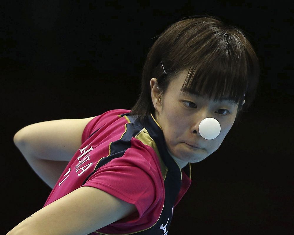 La jugadora japonesa Kasumi Ishikawa devuelve la pelota a la china Xiaoxia Li durante la semifinal femenina de tenis de mesa de los Juegos Olímpicos de Londres 2012