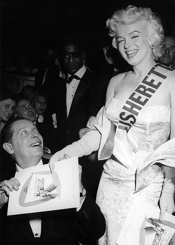 Marilyn Monroe con Milton Berle trabajando como acomodadora de celebridades en el estreno mundial de 1955 de 'Al este del Edén' en Nueva York.