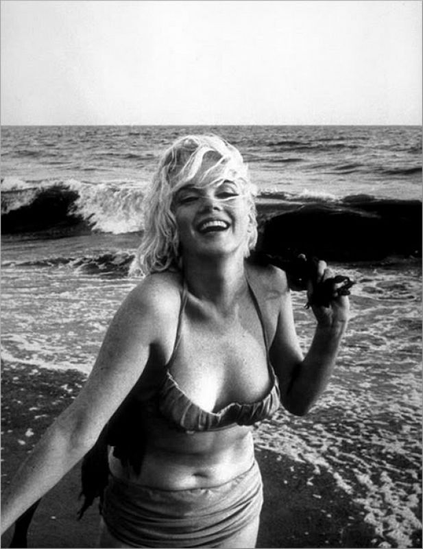 Marilyn Monroe en la playa en 1962.