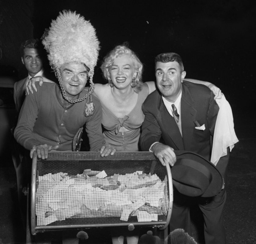 Marilyn Monroe con Spike Jones y Ken Murray posando para la cámara en el octavo partido de fútbol anual para la caridad de Los Angeles Times.