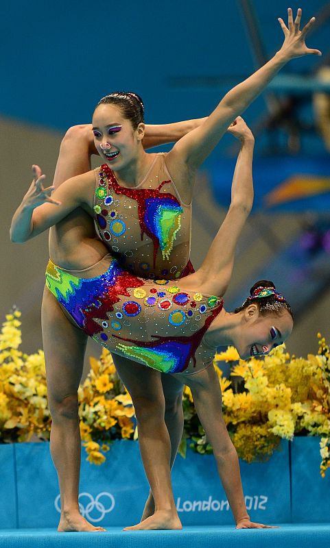 La pareja de natación sincronizada de Corea del Sur antes de lanzarse a la piscina