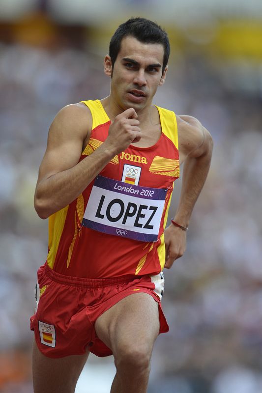 Kevin Lopez compitiendo en los 800m de atletismo.