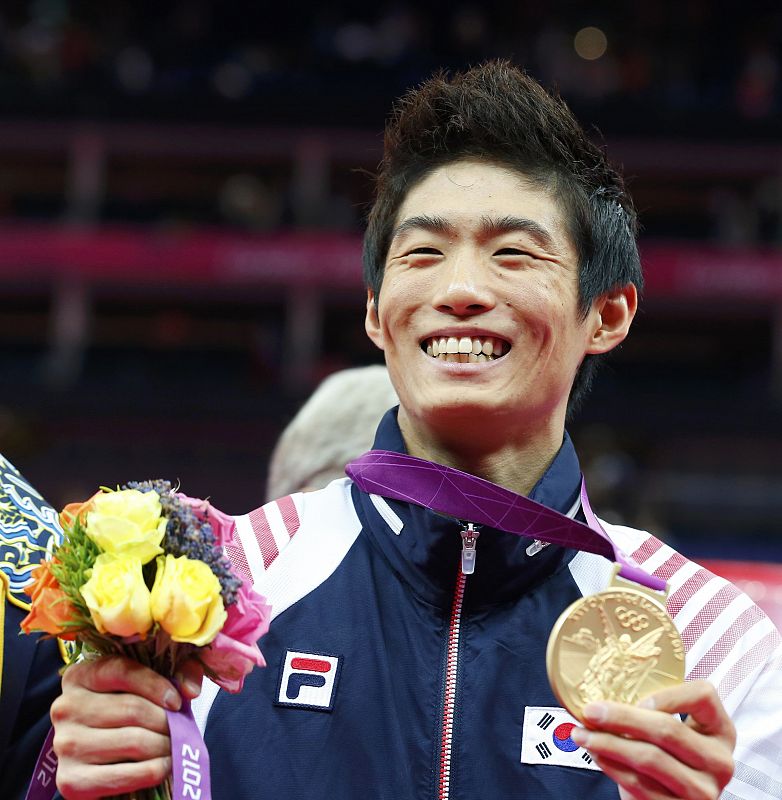 Yang Hak Seon celebra su oro en Salto en gimnasia artística, en donde el español Isaac Botella ha quedado en sexto lugar.