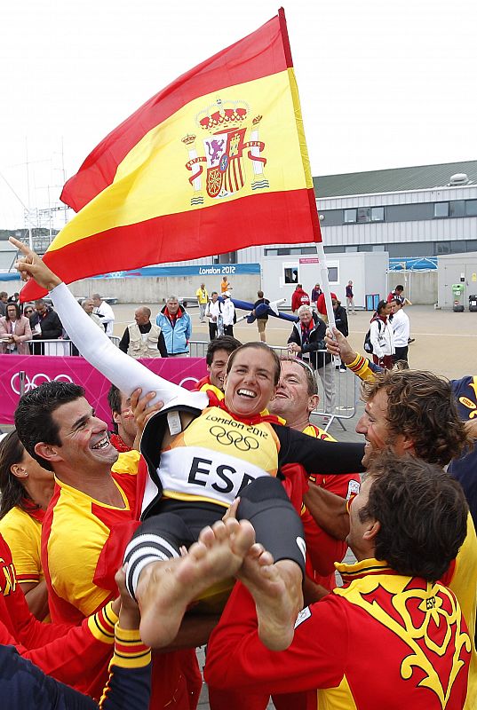 Los compañeros mantean a la española Marina Alabau tras ganar el oro en la final de RS:X