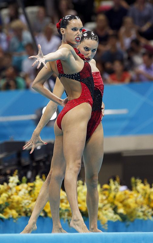 Las españolas Andrea Fuentes y Ona Carbonell compitiendo por la plata en la final de la modalidad de dúos de natación sincronizada.