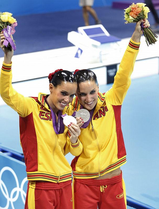 Las españolas Andrea Fuentes y Ona Carbonell, celebran la plata en el podio de la final de la modalidad de dúos de natación sincronizada.