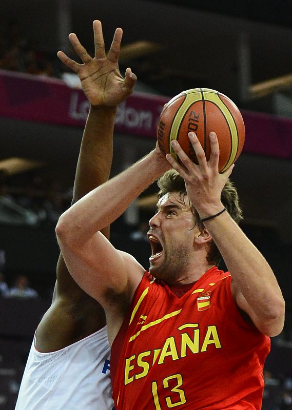 El español Marc Gasol intenta encestar ante Francia durante el partido de baloncesto de cuartos de final, que acabó con victoria española (66-59).
