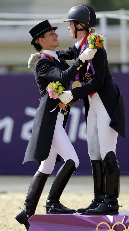 La británica Charlotte Dujardin oro, saluda a la holandesa Adelinde Cornelissen plata tras la competición de la doma clásica individual.