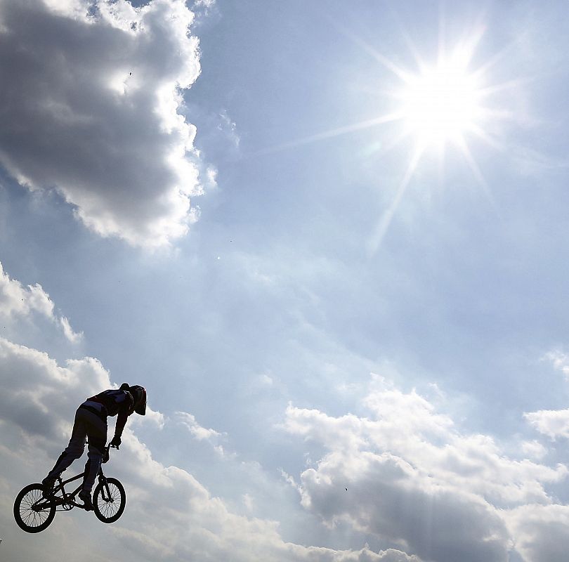 El alemán Luis Brethauer compite en los cuartos de final de Ciclismo BMX de los Juegos Olímpicos de Londres.