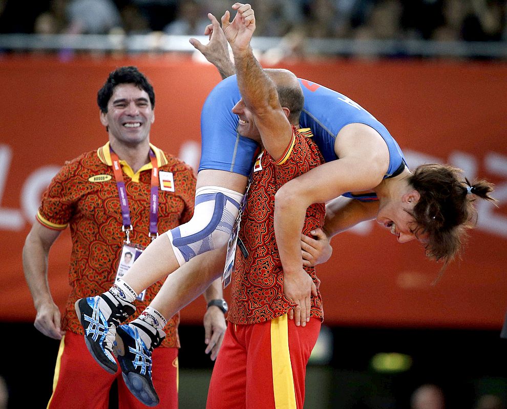 La española Maider Unda celebra la medalla de bronce al vencer a la bielorrusa Vasilisa Marzalyuk en la categoria de -72 kilos del torneo olimpico de lucha grecorromana hoy.