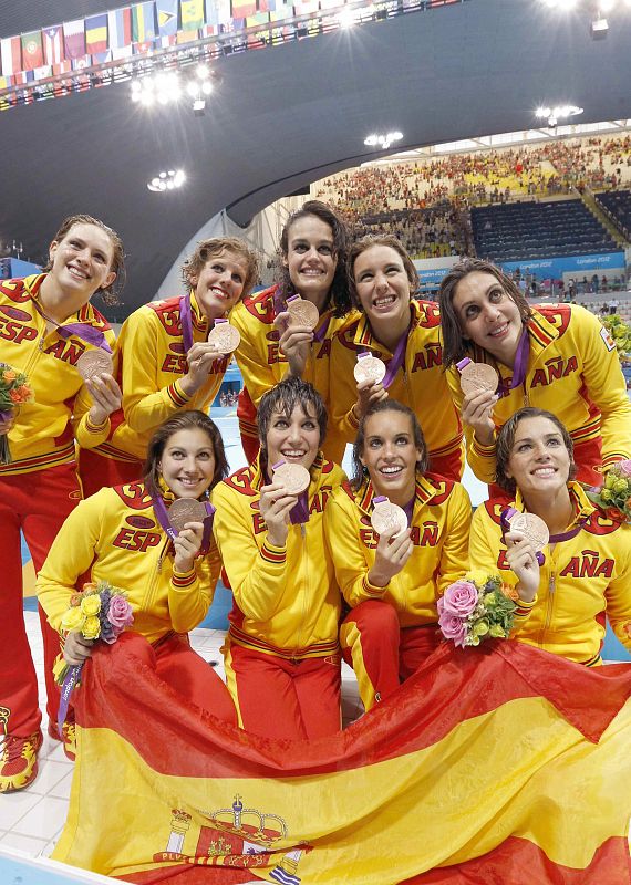 Las integrantes del equipo español de natación sincronizada celebran su medalla de bronce.