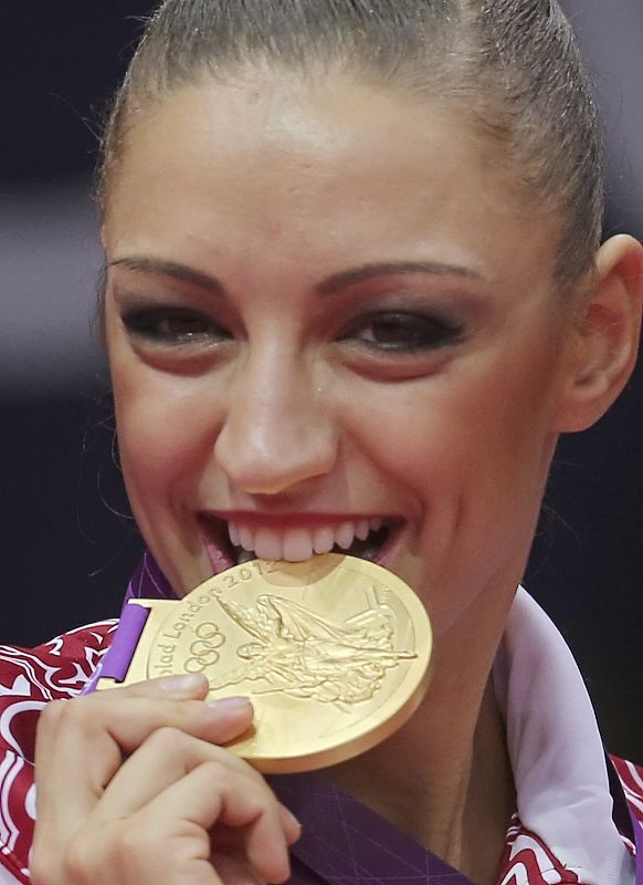 La rusa Evgeniya Kanaeva se ha proclamado campeona olímpica individual de gimnasia rítmica, al imponerse en el concurso completo de los Juegos de Londres 2012, y se ha convertido en la primera gimnasta en revalidar dos oros seguidos en el concurso in