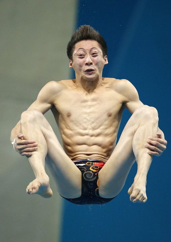El saltador chino Yue Lin participa en la semifinal olímpica de saltos de natación desde plataforma de 10 metros en el Centro Acuático en Londres.
