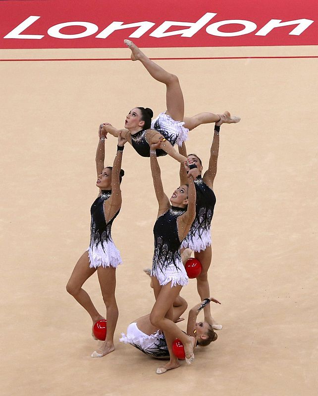 Las gimnastas del equipo de España, durante la final de concurso múltiple por equipos de gimnasia rítmica en los Juegos Olímpicos de Londres 2012.