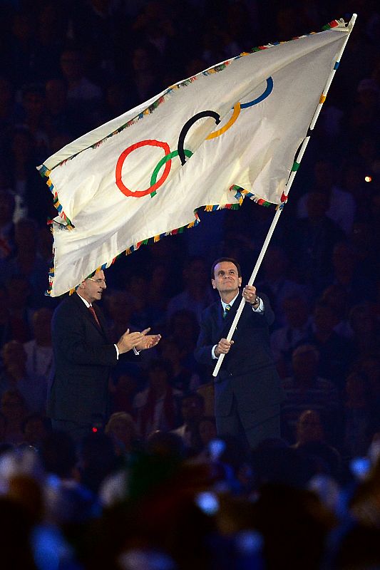 El presidente del COI, Jacques Rogge, entrega la bandera olímpica al alcalde de Rio de Janeiro, Eduardo Paes