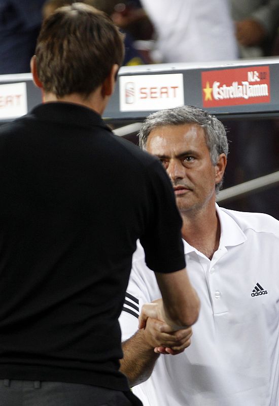 El entrenador del Real Madrid Jose Mourinho y el del F.C Barcelona, Tito Vilanova, saludandose antes de comenzar el partido.