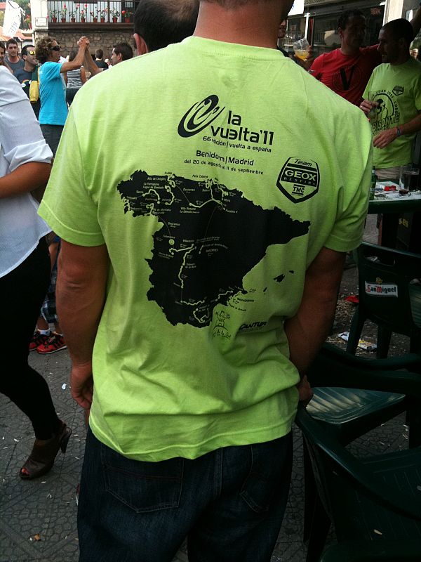 Una camiseta en que se detalla el recorrido de la Vuelta