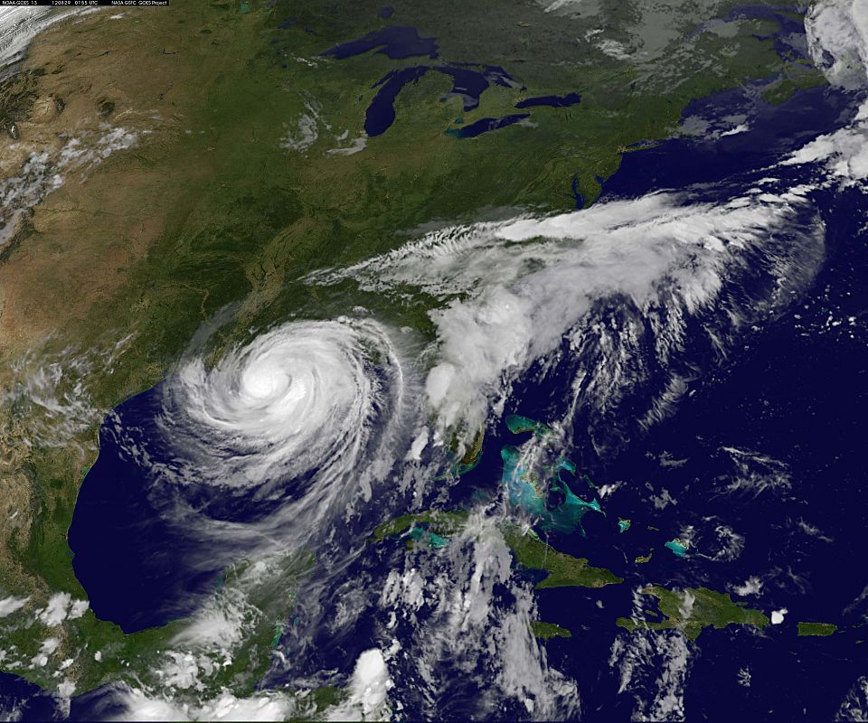 Esta imágen por satélite muestra al huracán "Isaac" al tomar tierra en Luisiana.