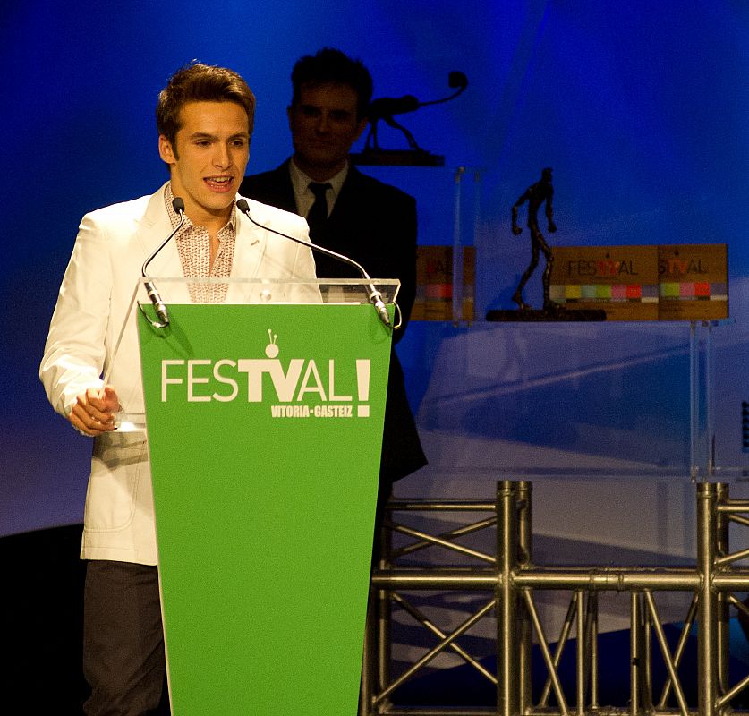 Ricardo Gómez no solo acompañó a Imanol Arias, sino que fue el encargado de entregarle el premio Mainat 2012