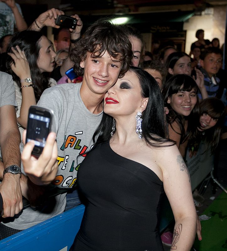 Alaska, muy cariñosa con sus fans