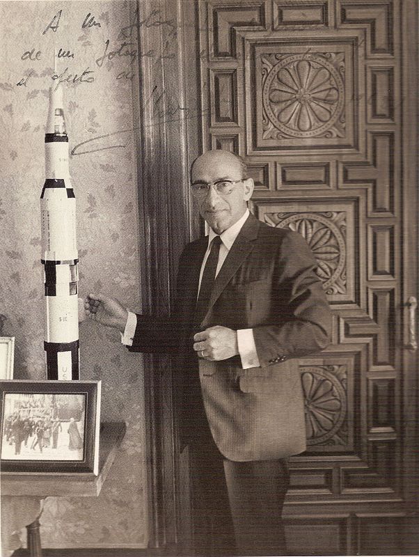 Juan Gyenes fotografiado junto a la maqueta de un cohete