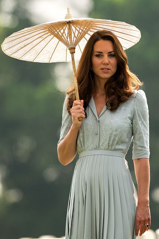 Kate Middleton no ha dudado en utilizar un de los parasoles típicos del sudeste asiático para protegerse del sol.