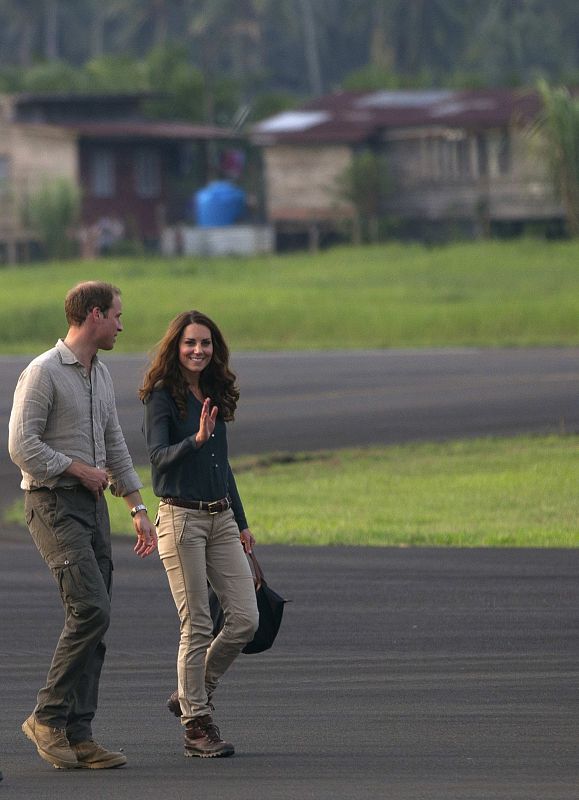 La pareja también visitó la selva de Borneo. En esta ocasión Kate apostó por un look cómodo a la par que chic, compuesto por un pantalo beige, cinturón marrón y una camisa en color verde perteneciente a la colección 2010 de Zara.