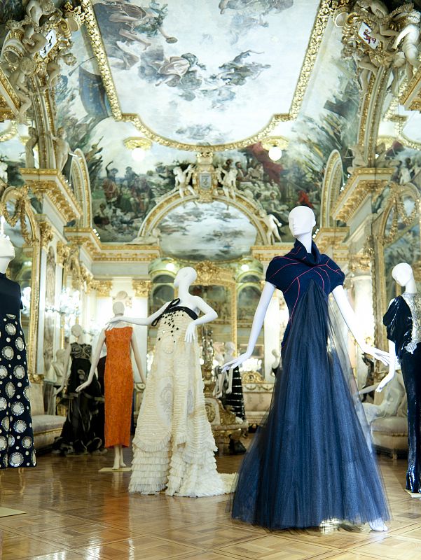 El museo Cerralbo acoge la exposición La moda es Sueño que recoge el talento español de los últimos 25 años.