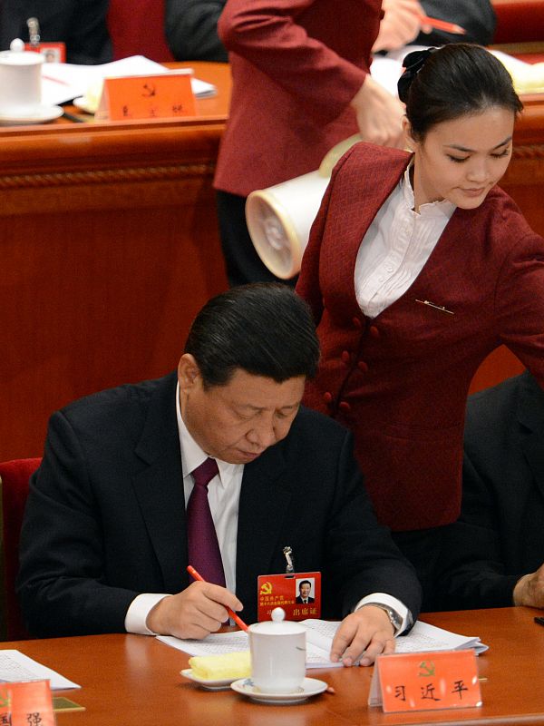 Una azafata sirve el té al vicepresidente de China, Xi Jinping, presidente de la inauguración del XVIII Congreso del Partido Comunista, en el Gran Palacio del Pueblo